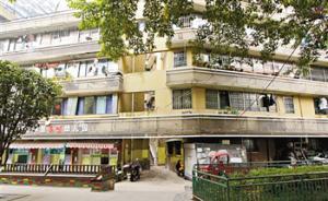 重慶魔幻建筑現(xiàn)新例證：24層住宅無電梯，3個(gè)出口通三條街