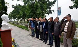 44年前西沙海戰參戰老兵19日在主題公園向戰友塑像敬軍禮