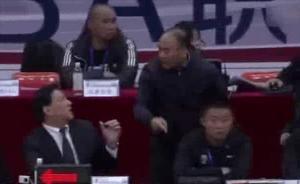 大佬们请改改脾气吧！不满判罚，CBA老板直接冲上技术台