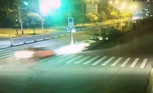 宝马车冲进隔离绿化带起火,司机身亡