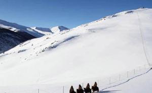 新疆拜城：8月大雪封山積雪半米，牧民16人被困夏牧場