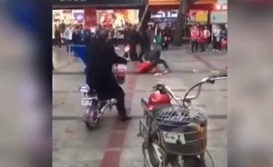 合影收費(fèi)糾紛，兩男金箍棒打“孫悟空”