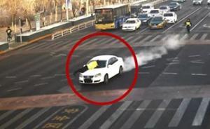 涉毒駕男子瘋狂沖卡，車頭頂交警連撞兩車時(shí)速近80公里逃逸