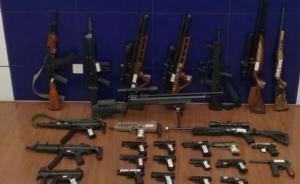 无锡警方破获网络贩枪案：缴获枪弹像小型军火库，有世界名枪