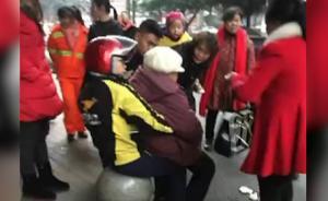 老人摔倒，女外賣員扶起讓老人靠坐身上