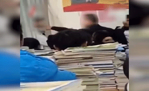 老师揪学生头发扇耳光:扣工资取消评优