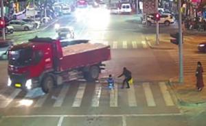 5歲男童車流中騎童車找媽媽，被土方車碾上瞬間女護士沖上前