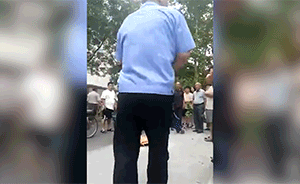 “制服哥”猛扇女摊贩被行拘,系保安