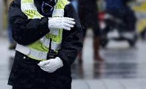 高校交通亭十岁女孩寒夜陪父站岗：陪爸爸说话，让他不觉得冷