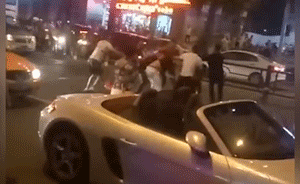 斑馬線未禮讓，車主行人圍觀者群毆亂斗