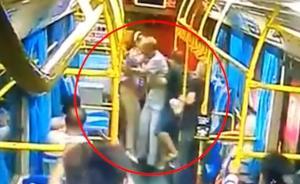 三亞六旬男子酒后乘公交與司機(jī)口角踹其手臂致車撞墻，被刑拘