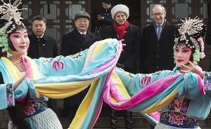 英首相訪華｜“旋風(fēng)三日”①：訪武大登黃鶴樓賞京劇（組圖）