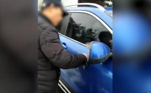 老人鑰匙刻車“沒教養(yǎng)”:會擋病妻救治