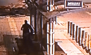 找工作遇挫，男子连砸240块玻璃泄愤