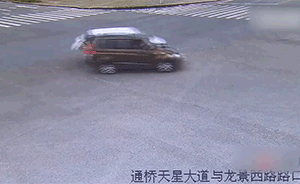 重庆：两车相撞后备箱打开，掉下两小孩