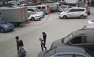 女司机停车场玩“漂移”，3秒连撞4车