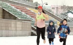 二胎媽媽懷孕8月雪地裸肚跑步引爭議：堅信對腹中胎兒是好事