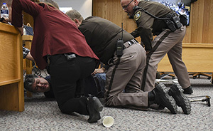 早安·世界｜三女儿遭性侵，纳萨尔案受害者父亲庭上欲殴嫌犯