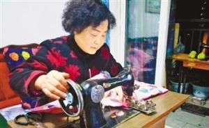 暖聞｜重慶66歲婆婆七年縫棉襖免費(fèi)送鄰里，還教殘疾人手藝
