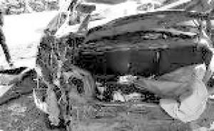 轎車遇道路結(jié)冰失控墜河，男子逃生后因不會(huì)游泳眼看妻兒溺亡