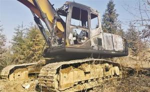 挖機(jī)師傅施工遭阻攔離開現(xiàn)場，價(jià)值95萬的挖機(jī)留現(xiàn)場遭燒毀