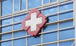 紹興一老人將鍋鏟柄插進(jìn)喉嚨撓癢癢被卡住，手術(shù)3小時(shí)才取出