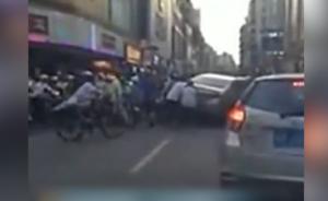 广东清远:孕妇被卷轿车底,路人齐抬车