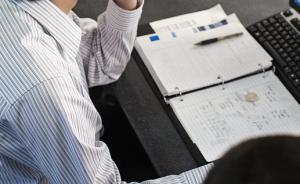 重大新聞學(xué)院回應(yīng)“在讀研究生輔導(dǎo)考研”：禁以學(xué)院名義宣傳