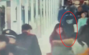 監(jiān)拍：女孩趕地鐵，一頭撞上安全門暈倒