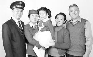 春運(yùn)守護(hù)者｜武漢列車長夫妻4年向女兒寫下19張“請(qǐng)假條”