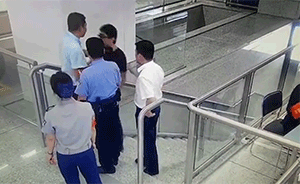 男子拒安检，路过乘客劝说被其推下楼梯