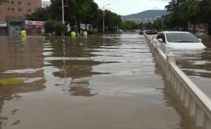 广东惠阳强降雨引发内涝，消防官兵将被困人员背上冲锋舟转移