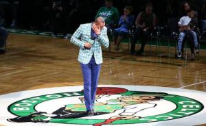 皮爾斯含淚升起球衣，科比致敬死敵