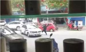 廣西一男子持菜刀追砍群眾民警開槍制服