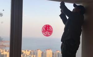 裝修工扛窗軌爬50樓：就怕壞了不好使