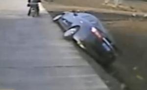 女司机开车仅两轮挂路面,惊慌打不开门