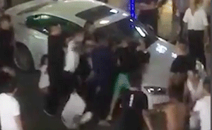 司机会车互不相让斗殴引群架,多人到案