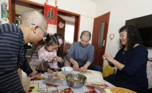 寄養(yǎng)家庭的別樣春節(jié)：“兒子”說以后賺錢回來給媽媽買好吃的