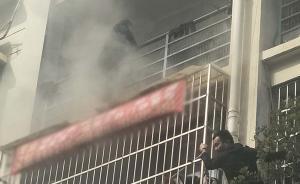 武漢7歲男童玩打火機(jī)點燃沙發(fā)，民警破窗入室救出被困母子