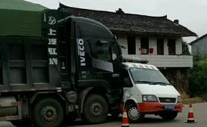 四川安岳十輛大貨車強行闖關(guān)：5名執(zhí)法人員被撞傷，司機(jī)被拘