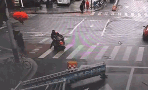 擋風(fēng)玻璃撞破前，寶馬車主本能看向女兒