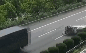 轎車高速追尾貨車，13歲女兒甩出車外