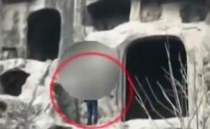 多名游客翻越欄桿進(jìn)入洛陽龍門石窟拍照，景區(qū)將加裝監(jiān)控