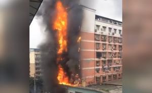 瀘州：居民樓起火，火勢從一樓躥上頂