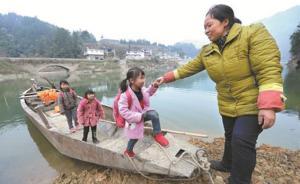 湖北利川女子為兒女上學(xué)造渡船，堅(jiān)持免費(fèi)接送鄉(xiāng)親13年