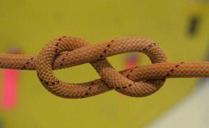 廣州一男子深夜在商鋪門前自縊，警輔合力從“鬼門關(guān)”救命