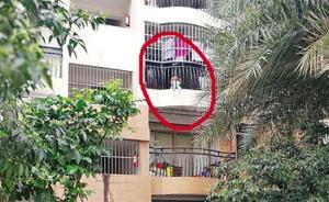 南宁一幼童爬上阳台护栏双脚悬空，辅警冒险攀高入室解救