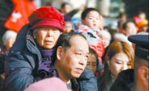 暖聞｜山西“背母看紅火孝子”：每年陪她看，今年正好被抓拍