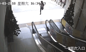 老太乘扶梯摔倒，21歲小伙沖上去扶起