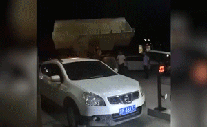 因爭執(zhí)業(yè)主停車堵門，物業(yè)叫來鏟車砸車